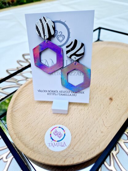 Irrizáló lila-zebra mintás hexa duo fülbevaló
